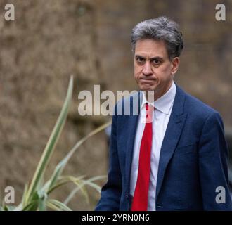 London, Großbritannien. Dezember 2024. Sheikh Tamim bin Hamad Al Thani, Emir von Katar, besucht Kier Starmer, Premierminister, in 10 Downing Street, London UK Ed Miliband, Energieminister, kommt zu dem Treffen; Vermerk: Ian Davidson/Alamy Live News Stockfoto