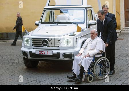 Papst Franziskus bekommt am 4. Dezember 2024 im Vatikan ein neues offenes Popemobil. Es ist ein vollelektrischer Mercedes-Benz, den der Papst benutzen wird, wenn er Pilger auf dem Petersplatz begrüßt. Das Fahrzeug, eine modifizierte Version des mittelgroßen Luxus-SUV der G-Klasse der deutschen Firma, hat einen erhöhten Sitz für Franziskus, so dass die Menschenmassen eine bessere Chance haben, den Papst zu sehen. Es ist in weiß, der traditionellen päpstlichen Farbe, und verfügt über eine Heizung im päpstlichen Sitz und in einem Haltegriff, den der Papst für das Gleichgewicht verwenden kann, wenn er im Fahrzeug steht. Foto: (EV) Giuliani/Vatican Pool/ABACAPRESS. KOM Stockfoto