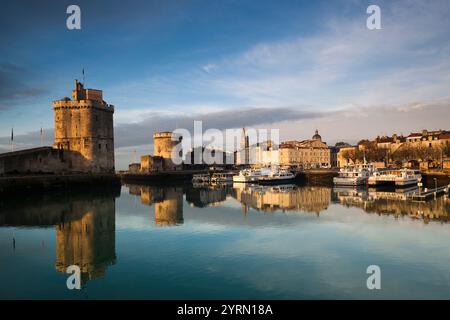 Frankreich, Region Poitou-Charentes, Departement Charente-Maritime, La Rochelle, Alter Hafen, Tour St-Nikolaus und Tour de la Chaine Türme, Vormittag Stockfoto