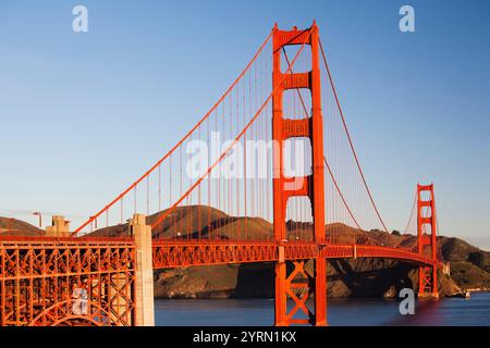 USA, Kalifornien, San Francisco, Presidio, Golden Gate National Recreation Area, erhöhten Blick auf die Golden Gate Bridge von Fort Point, sunrise Stockfoto