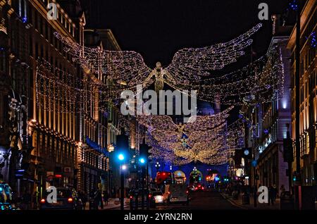 Engel im Weihnachtslicht entlang der Regent Street, London, England Stockfoto