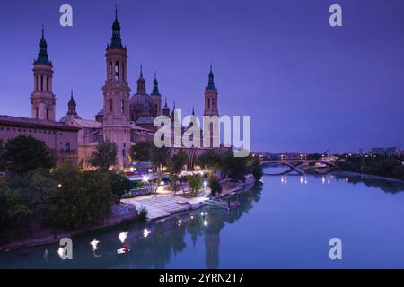 Spanien, Region Aragón, Provinz Saragossa, Zaragoza, Basilica de Nuestra Señora de Pilar am Fluss Ebro, dawn Stockfoto