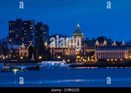 Kanada, British Columbia, Vancouver Island, Victoria, Innenhafen Blick in Richtung der British Columbia Parlamentsgebäude, Dämmerung Stockfoto