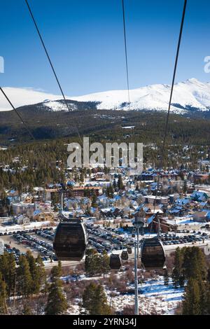 USA, Colorado, Breckenridge, Skilift Gondeln und Mount Baldy Stockfoto