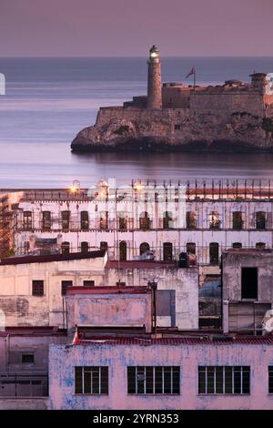 Kuba, Havanna, erhöhte Stadtansicht über Paseo de Marti in Richtung Castillo de Los Tres Santos Reyes del Morro, dawn Stockfoto