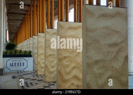 Renovierungsarbeiten der Königlichen Galerien/Koninklijke Gaanderijen, neoklassizistische Arkade im Badeort Ostend/Oostende, Westflandern, Belgien Stockfoto