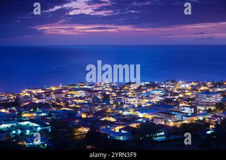 Dominica, Roseau, Blick auf die erhöhten Stadt, Dämmerung Stockfoto