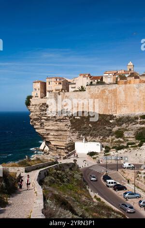 Frankreich, Korsika, Departement Corse-du-Sud, Korsika South Coast Region, Bonifacio, Cliffside Häuser Stockfoto