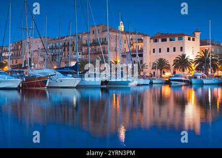 Frankreich, Korsika, Departement Corse-du-Sud, Korsika South Coast Region, Propriano, Stadt Marina, Dämmerung Stockfoto