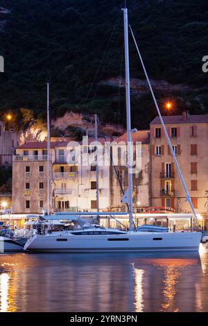 Frankreich, Korsika, Departement Corse-du-Sud, Korsika South Coast Region, Bonifacio, Hafen, Dämmerung Stockfoto
