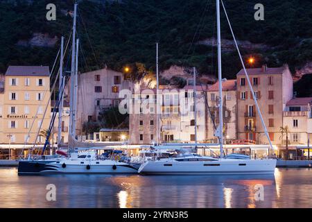 Frankreich, Korsika, Departement Corse-du-Sud, Korsika South Coast Region, Bonifacio, Hafen, Dämmerung Stockfoto