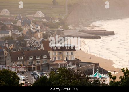 Frankreich, Normandie, Calvados Abteilung, d-Day Strände Gegend, Arromanches-Les-Bains, Blick auf die erhöhten Stadt, Sonnenuntergang Stockfoto