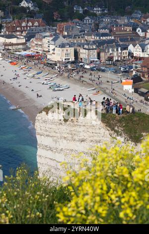 Frankreich, Normandie, Seine-Maritime Abteilung, Etretat, erhöhten Blick auf Stadtstrand Stockfoto