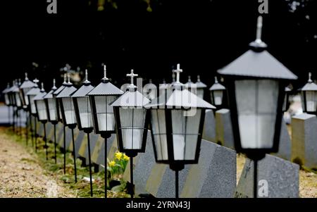 Kleine Laternen auf finnischen Kriegsgräbern im Herbst Stockfoto