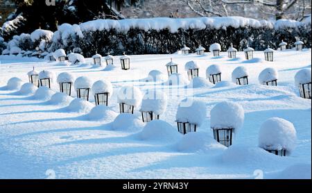 Kleine Laternen auf finnischen Kriegsgräbern im Winter Stockfoto