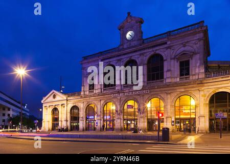 Frankreich, Region Nord-Pas de Calais, Departement Nord, Region Französisch-Flandern, Lille, Bahnhof Gare Lille-Flandres, Abenddämmerung Stockfoto