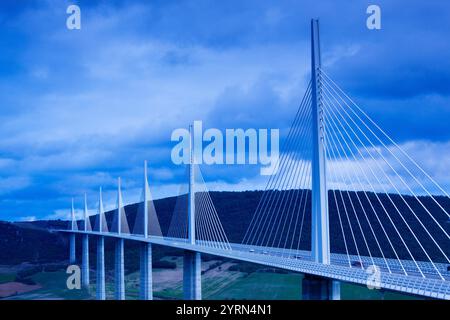 Frankreich, Region Midi-Pyrénées, Departement Aveyron, Millau, Millau-Viadukt Brücke, Dämmerung Stockfoto