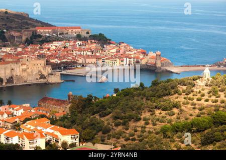 Frankreich, Languedoc-Roussillon, Pyrenäen-Orientales Abteilung, Vermillion Küstenlandschaften, Collioure, Stadtübersicht, tagsüber Stockfoto