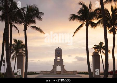 USA, Florida, Palm Beach, Worth Avenue, Uhrturm, Sonnenaufgang. Stockfoto