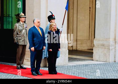 Rom, Italien. Dezember 2024. Die italienische Premierministerin Giorgia Meloni trifft am 4. Dezember 2024 im Palazzo Chigi in Rom mit dem ungarischen Premierminister Viktor Orban zusammen. Foto von (EV)/ABACAPRESS. COM Credit: Abaca Press/Alamy Live News Stockfoto