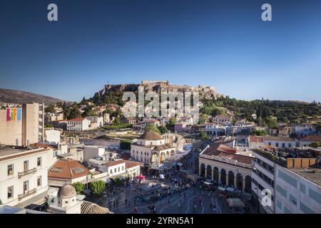 Griechenland, Region Mittelgriechenland, Athen, erhöhter Blick auf den Monastiraki-Platz und die Akropolis, am späten Nachmittag. Stockfoto