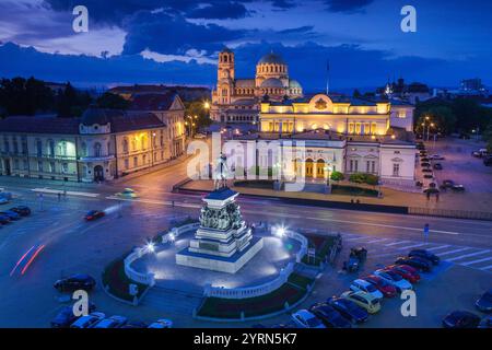 Bulgarien, Sofia, Ploshtad Narodno Sabranie Square, Statue des russischen Zaren Alexander II, National Assembly Building und Alexander Nevski Cathedral, el Stockfoto