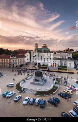 Bulgarien, Sofia, Ploshtad Narodno Sabranie Square, Statue des russischen Zaren Alexander II, National Assembly Building und Alexander Nevski Cathedral, el Stockfoto