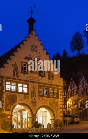 Deutschland, Baden-Württemberg, Schwarzwald, Schiltach, Rathaus, Sonnenaufgang. Stockfoto