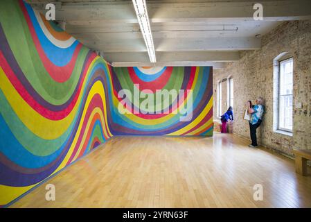 USA, Massachusetts, North Adams, Mass MOCA, Massachusetts Museum of Contemporary Art, ehemalige Mühlengebäude wurden in ein Kunstmuseum umgewandelt, Gemälde von so Stockfoto