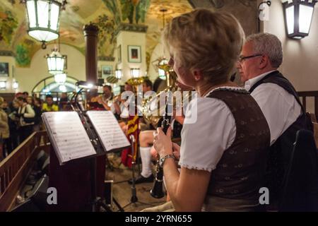Deutschland, Bayern, München, Hofbrauhaus, älteste Bierhalle in München, Baujahr 1644, OM-pah Band. Stockfoto