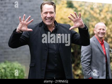 London, Großbritannien. Dezember 2024. David Seaman und seine Frau Frankie Poultney, in der Downing Street London, präsentieren eine Petition der British Heart Foundation, deren Botschafter David ist Credit: Ian Davidson/Alamy Live News Stockfoto