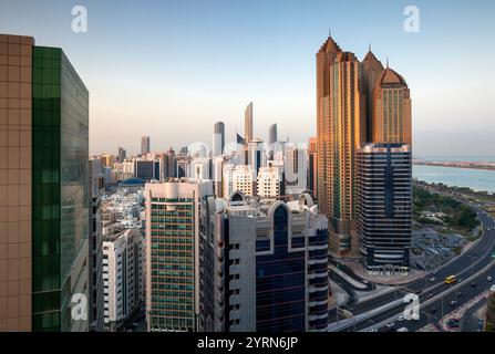 VAE, Abu Dhabi, erhöhte Skyline von Corniche Road East, Sonnenaufgang. Stockfoto