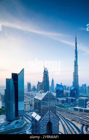 Vereinigte Arabische Emirate, Dubai, Downtown Dubai, mit offenem Blick über die Sheikh Zayed Road und den Burj Khalifa Tower, das höchste Gebäude der Welt, 2016, Sonnenaufgang. Stockfoto