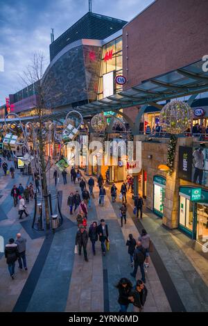 Niederlande, Rotterdam, Beursplein Einkaufsviertel, Abenddämmerung. Stockfoto