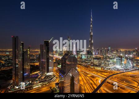 Vereinigte Arabische Emirate, Dubai, Downtown Dubai, mit offenem Blick über die Sheikh Zayed Road und den Burj Khalifa Tower, das höchste Gebäude der Welt, 2016, Dämmerung. Stockfoto