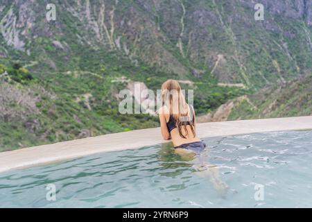 Weibliche Touristen in den heißen Quellen von Grutas Tolantongo, Mexiko. Abenteuer, Entspannung und natürliches Wellness-Konzept Stockfoto