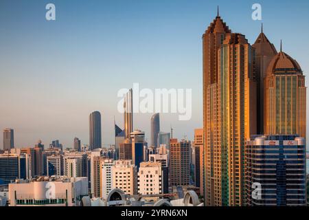 VAE, Abu Dhabi, erhöhte Skyline von Corniche Road East, Sonnenaufgang. Stockfoto