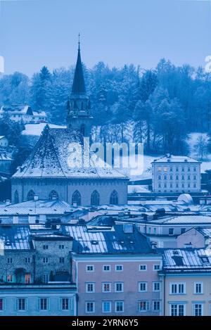 Österreich, Salzburgerland, Salzburg, erhöhter Blick auf die Stadt vom kapuzinerberg, Sonnenaufgang, Winter. Stockfoto