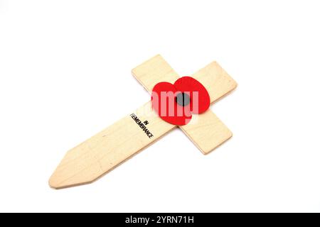 Mohn auf Holzkreuz am Gedenkfeiertag Stockfoto