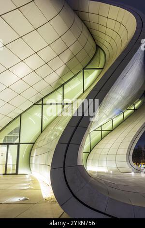 Aserbaidschan, Baku, Heydar Aliyev Kulturzentrum, Gebäude entworfen von Zaha Hadid, Außenansicht, Dämmerung. Stockfoto