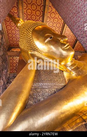 Thailand, Bangkok, Ko Ratanakosin Gegend, Wat Pho, Liegender Buddha. Stockfoto