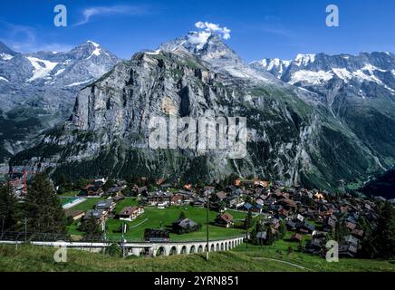 Blick auf die Allmendhubelbahn, das Alpendorf Mürren und die Viertausender Mönch und Jungfrau, Mürren, Berner Oberland, Schweiz Stockfoto