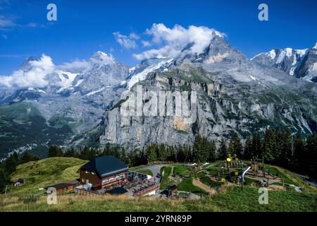 Allmendhubel mit Restaurant und Erlebnisspielplatz, Blick auf Eiger, Mönch und Jungfrau, Berner Oberland, Mürren, Schweiz, Stockfoto