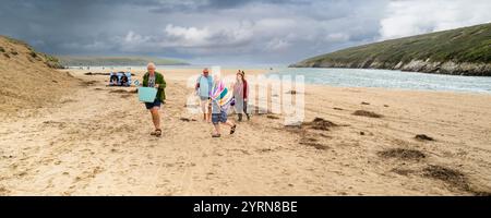 Ein Panoramablick von Besuchern Urlauber am Crantock Beach in Newquay in Cornwall, Großbritannien. Stockfoto
