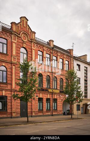 Das Victoria Hotel ist ein wunderschön erhaltenes Backsteingebäude in Schottland, das klassische architektonische Details und moderne Elemente entlang einer ruhigen Straße präsentiert Stockfoto