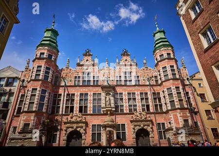 Die atemberaubende Architektur eines historischen Gebäudes in Polen mit komplexen Designs und lebhaften Farben vor einem klaren blauen Himmel. Stockfoto