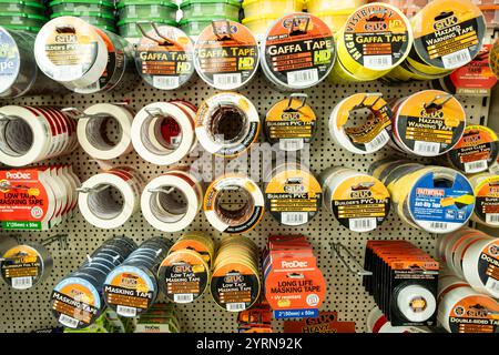 Rollen mit Klebeband verschiedener Marken zum Verkauf in einem unabhängigen Shop für Heimwerkerbetriebe in Cornwall, Großbritannien. Stockfoto