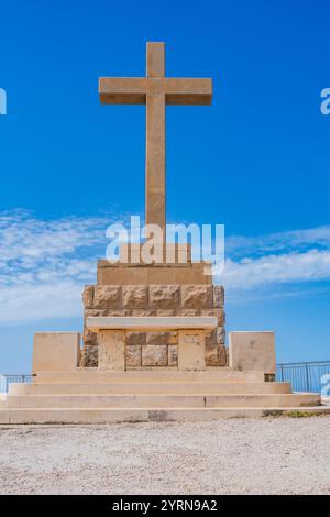 Riesiges Steinkreuz auf dem Berg SRD in Dubrovnik, Kroatien. Stockfoto