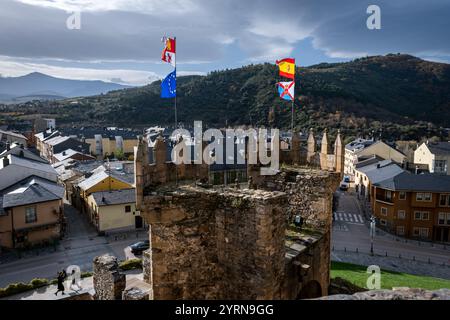 Flaggen von spanien, kastilien und León und der europäischen union winken über der Burg ponferrada Stockfoto