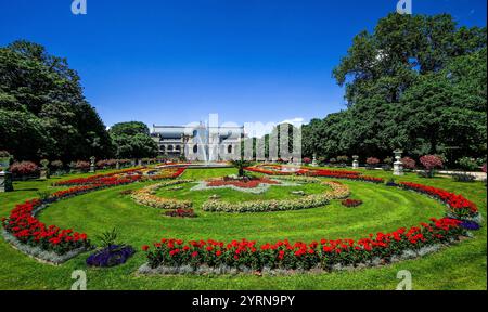 Festhaus in der Flora in Köln mit Blumenteppich im Vordergrund, Köln, NRW, Deutschland Stockfoto